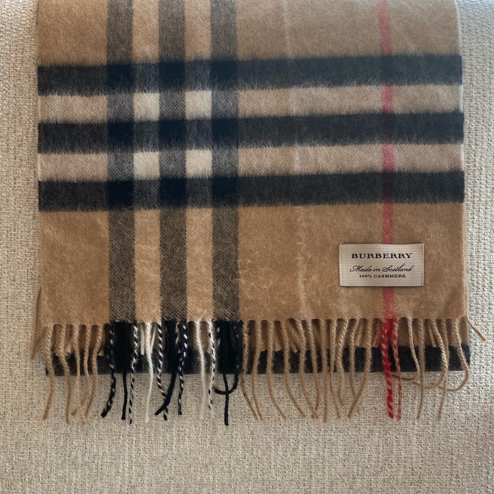 The Burberry Check Cashmere Scarf (Archive Beige)